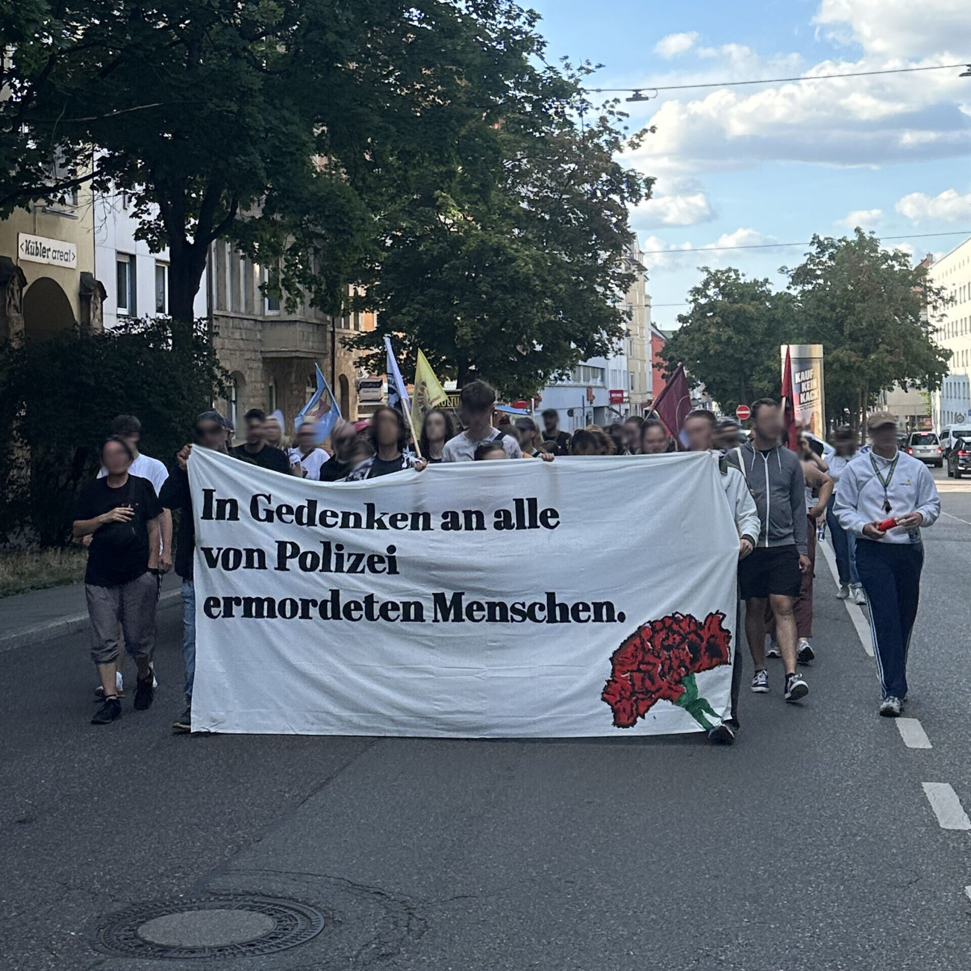 Rückblick & Spendenaufruf: Gedenken an getöteten jungen Mann & Demonstration gegen Polizeigewalt